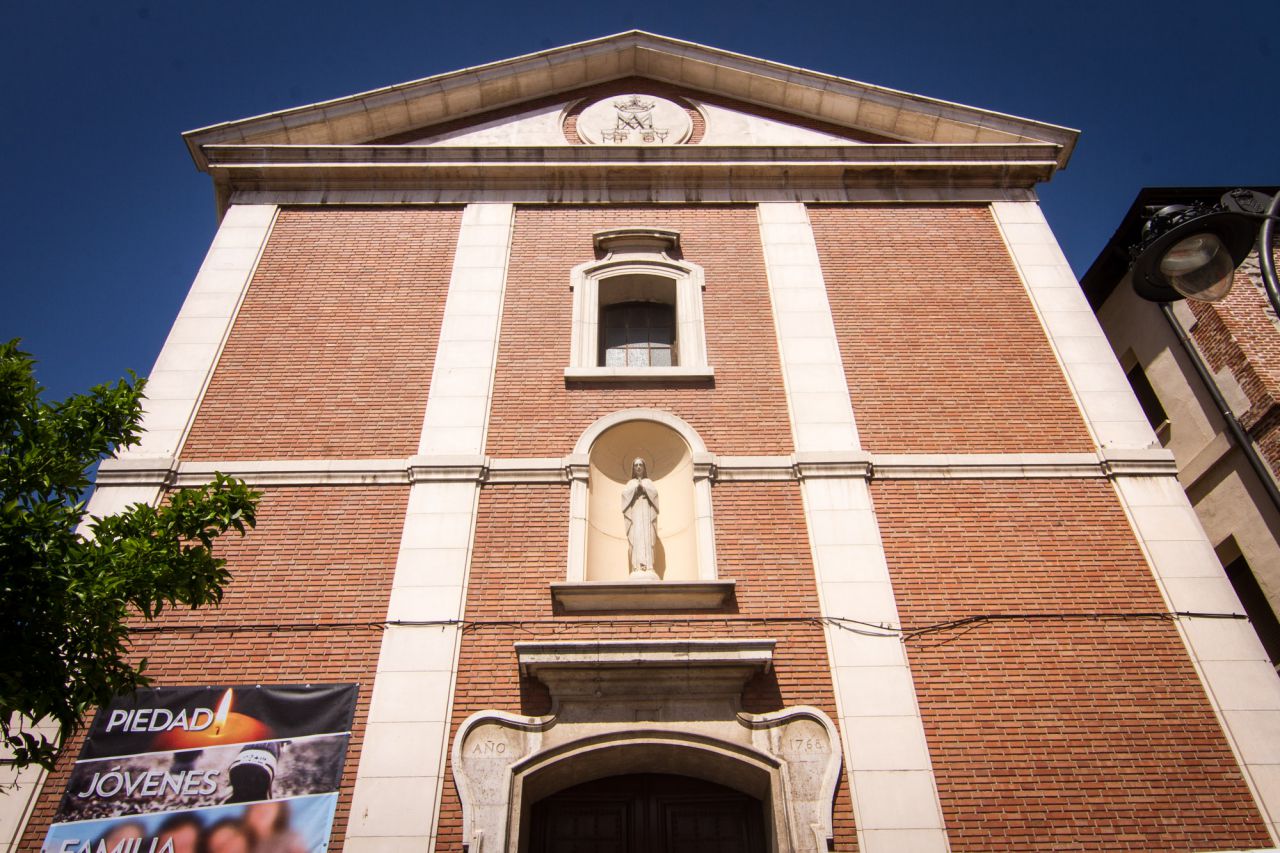 Los padres escolapios iniciaron su tarea docente en 1737. Es el colegio más antiguo que sigue en activo en su misma sede. Es de estilo barroco tardío.