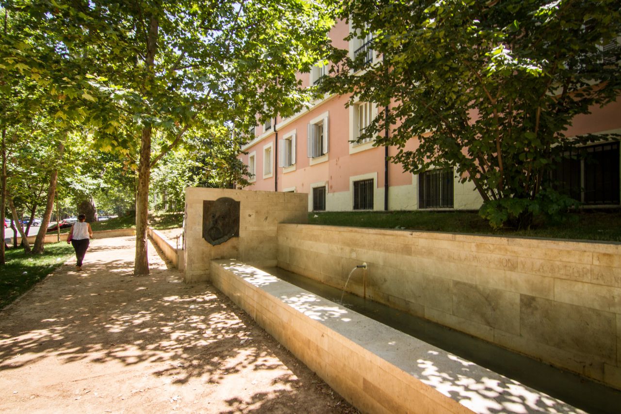 Se trata de un edificio de arquitectura palatina  funcional. No tiene decoración heráldica.