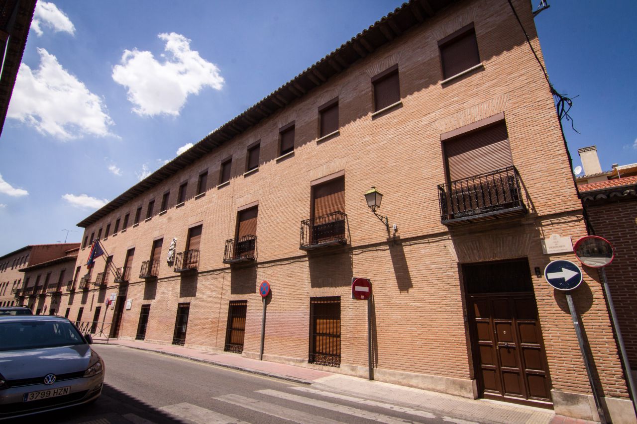 Fue inaugurado por las Hermanas Filipenses cuando salieron expulsadas de México en 1856. Es el colegio más antiguo de Alcalá.