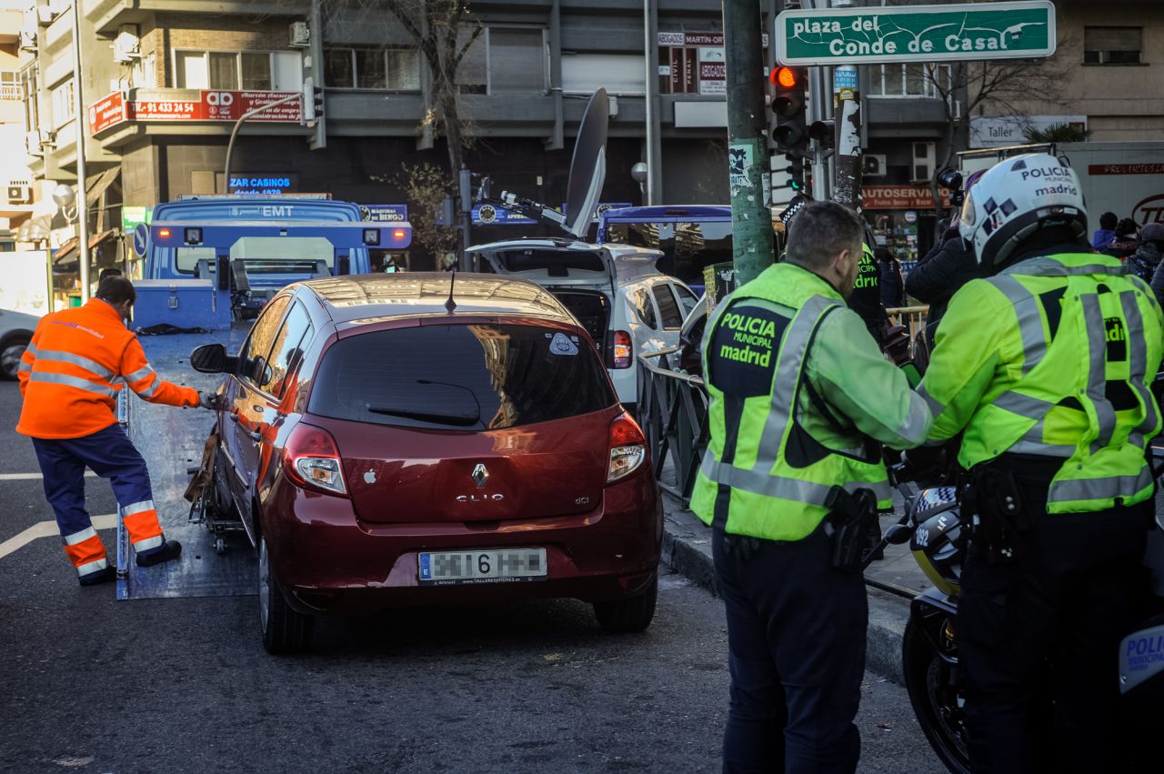 Vehículo inmovilizado por la Policía Municipal en la plaza de Conde de Casal.