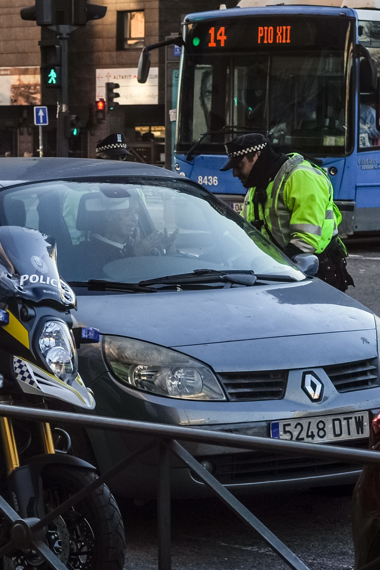 Una conductora discute con un policía municipal en Conde de Casal.