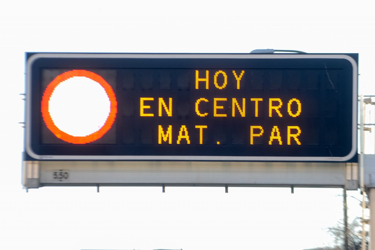 Panel de tráfico con el aviso de la prohibición de la circulación a los vehículos con matrícula par.