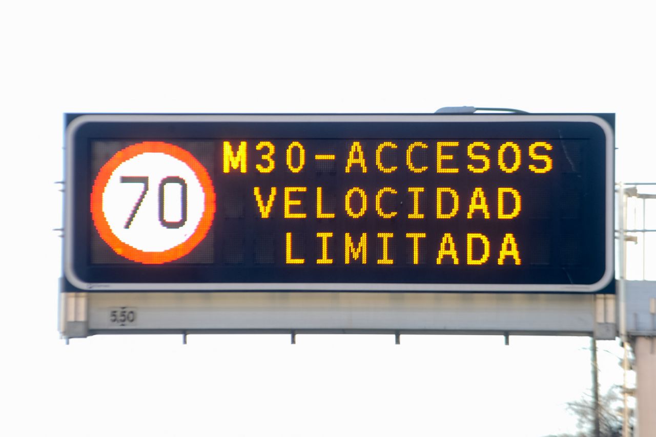 Panel de tráfico con el aviso de la prohibición de la circulación a los vehículos con matrícula par.