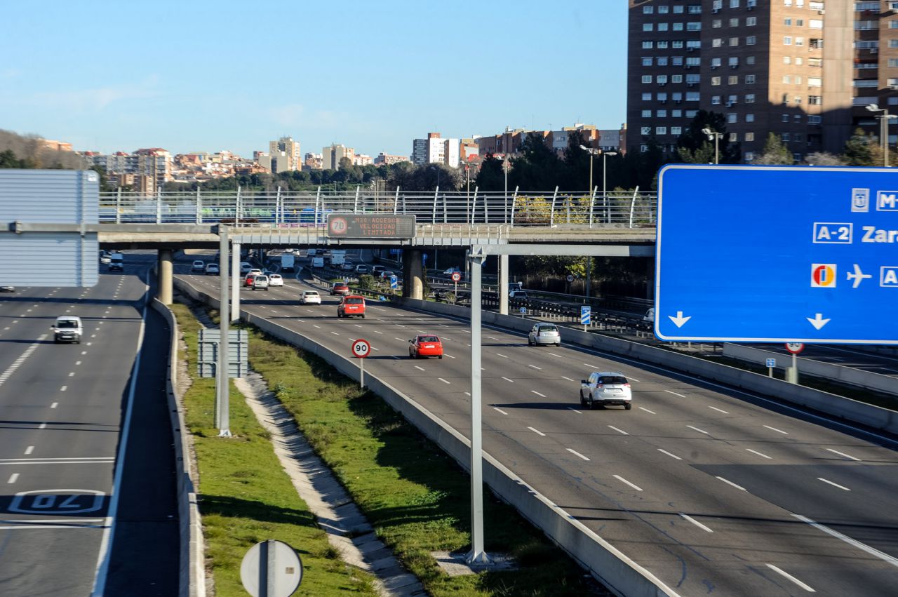 Panel de tráfico con el aviso de la prohibición de la circulación a los vehículos con matrícula par.