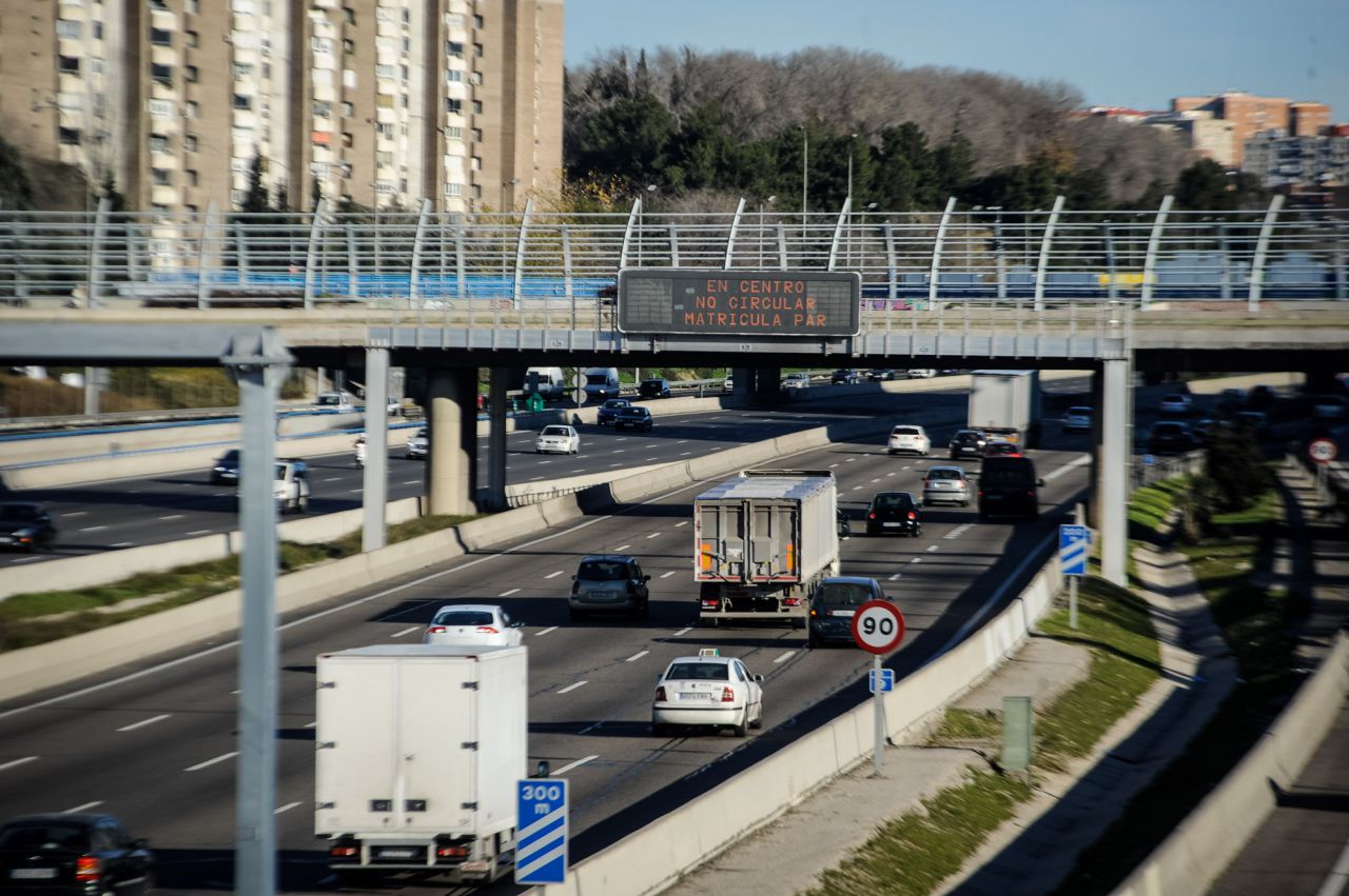 Panel de tráfico con el aviso de la prohibición de la circulación a los vehículos con matrícula par.