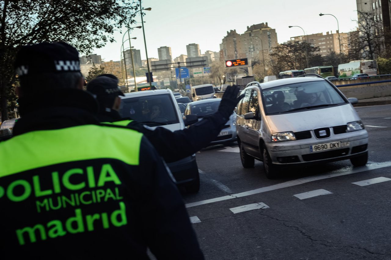 Un policía municipal para a un vehículo con matricula par.