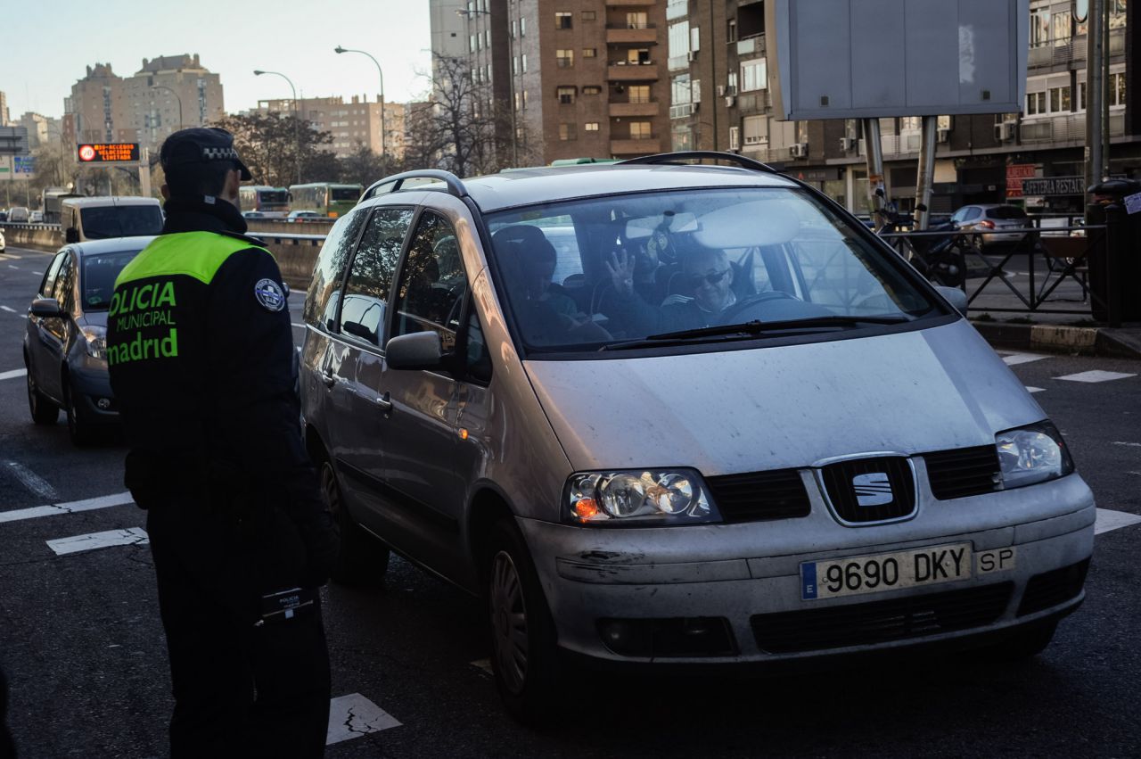 El conductor avisa al policía municipal de que el vehículo que lleva en de alta ocupación, concrétamente con cuatro personas.