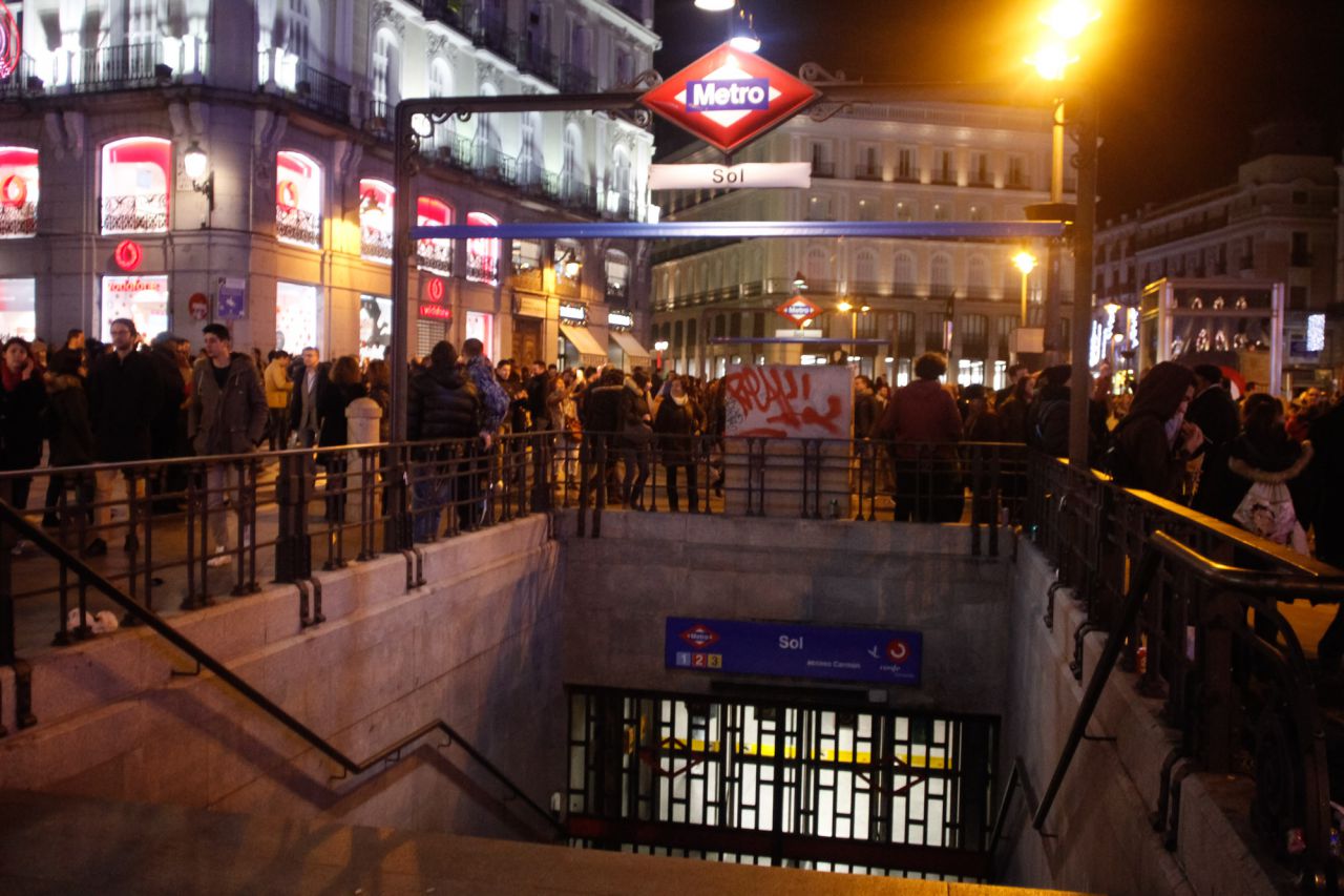 La estación de metro y cercanías d eSol ha cerrado a las nueve de la noche.