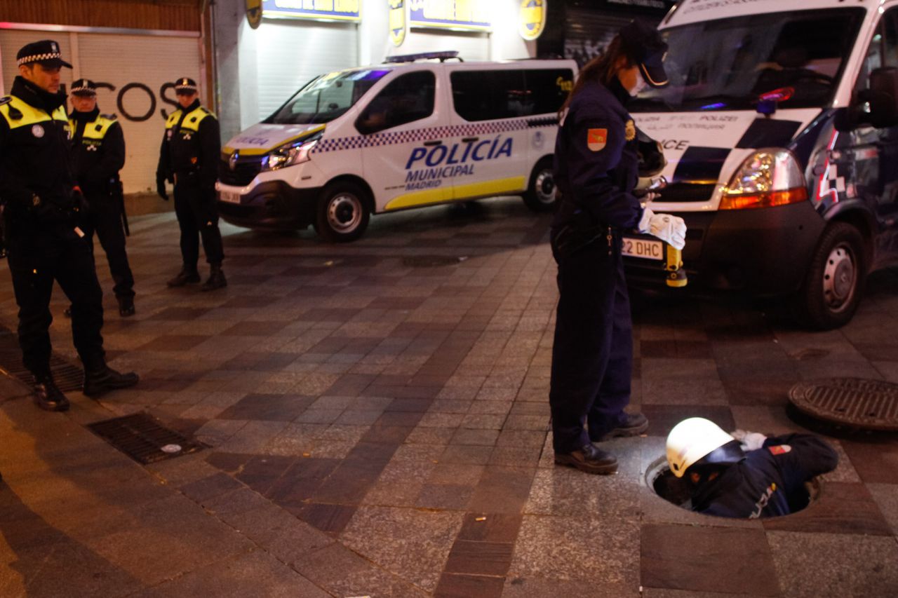 Agentes de la unidad de Subsuelo inspeccionan un alcantarilla al inicio de la calle Montera.