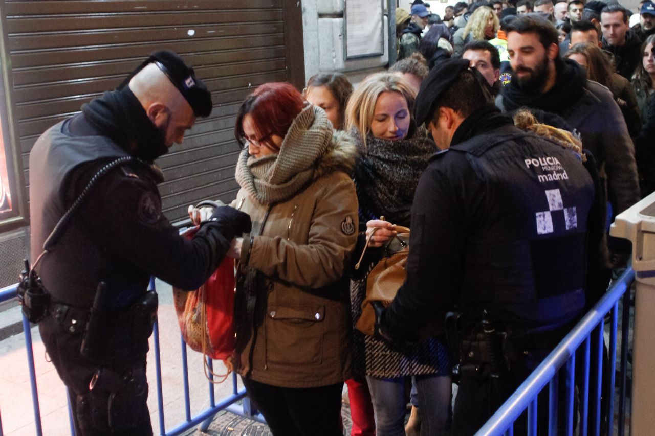 Control de acceso de la calle Mayor en el que varios agentes de la Policía Municipal practican registros y cacheos.