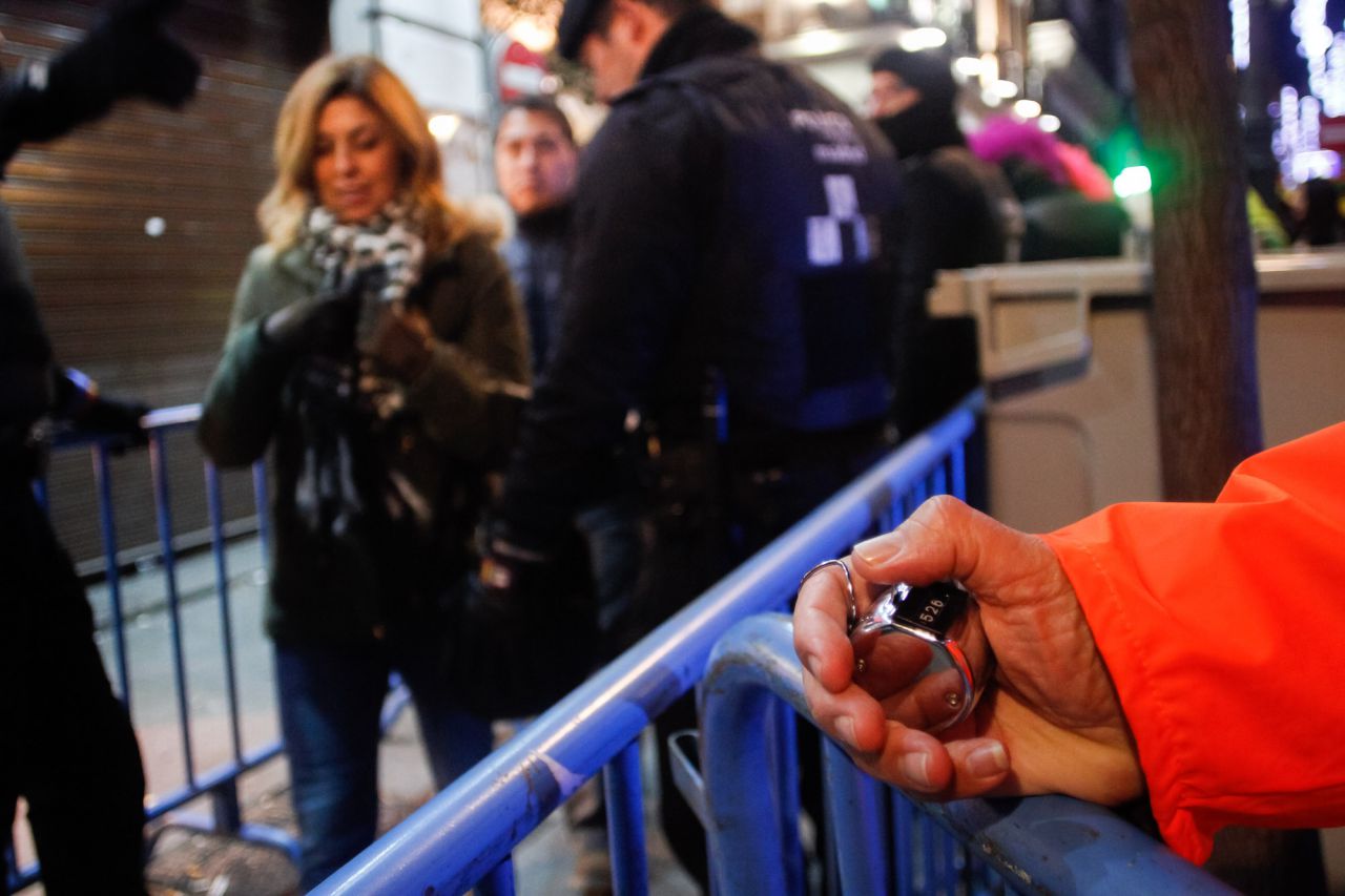 personal del Ayuntamiento de Madrid cuenta las personas que acceden a la Puerta del Sol ya que se ha limitado el aforo a 25000 personas.