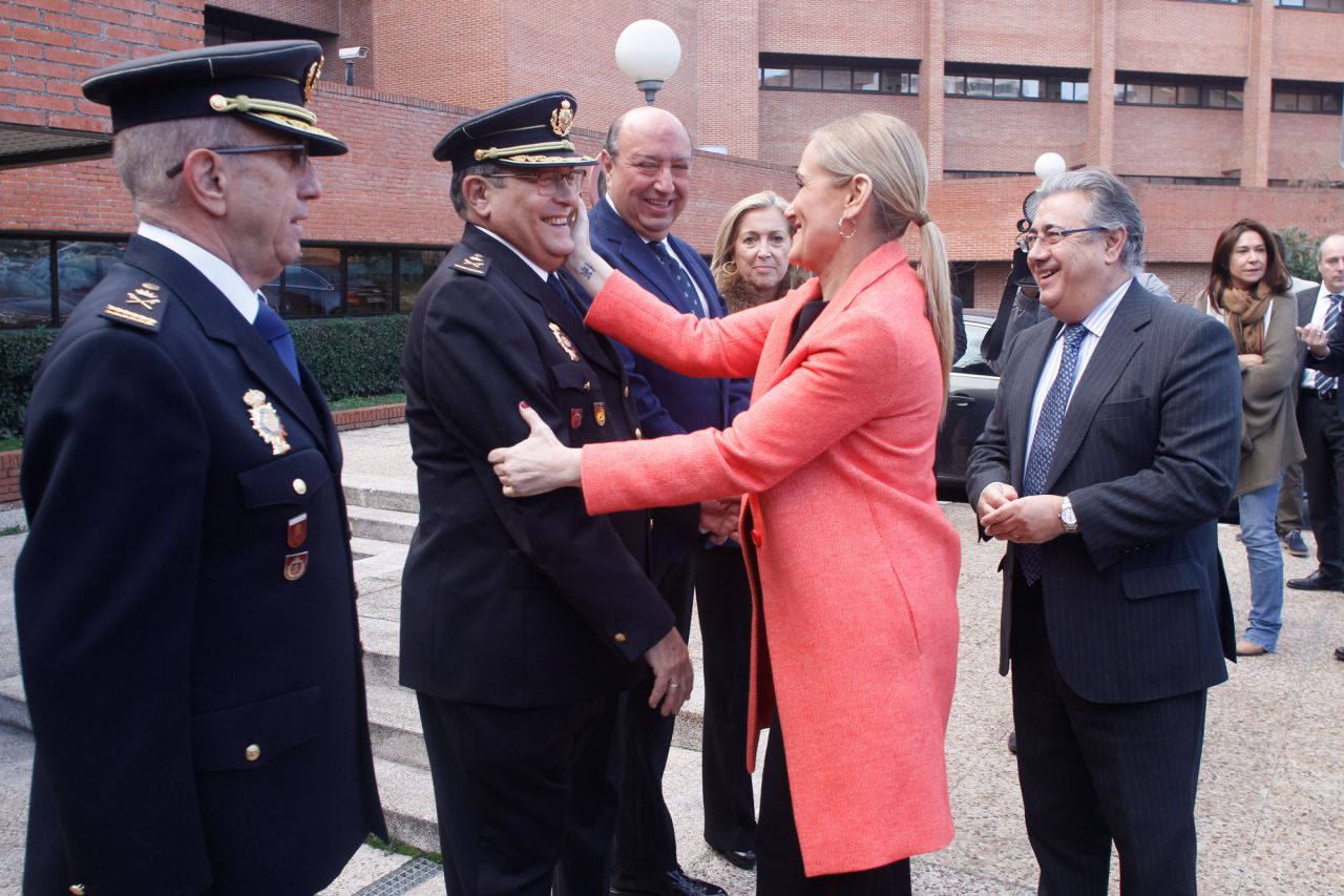 A la visita también han asistido el director general de la Policía, Germán López Iglesias, y la delegada del gobierno, Concepción Dancausa.