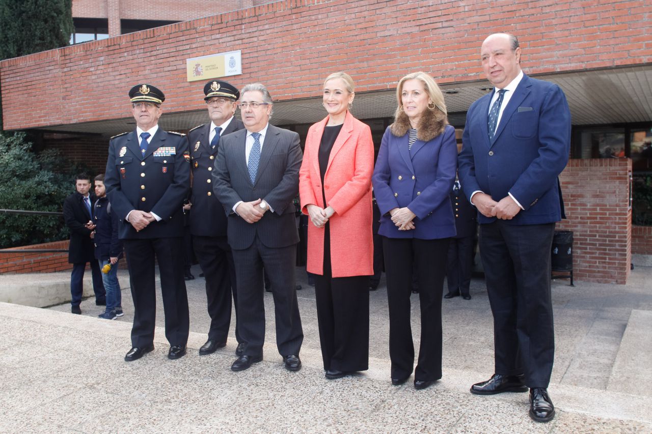 A la visita también han asistido el director general de la Policía, Germán López Iglesias, y la delegada del gobierno, Concepción Dancausa.