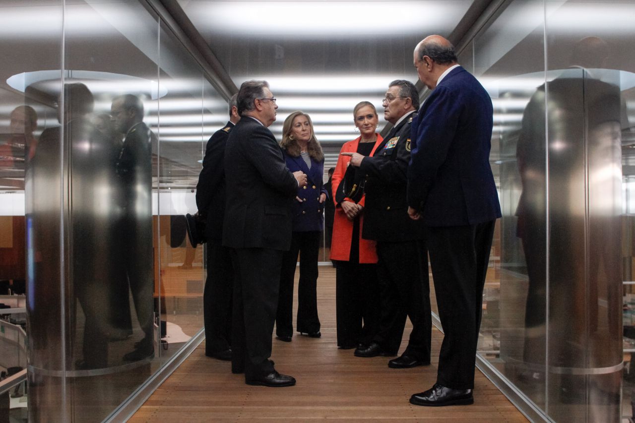 A la visita también han asistido el director general de la Policía, Germán López Iglesias, y la delegada del gobierno, Concepción Dancausa.