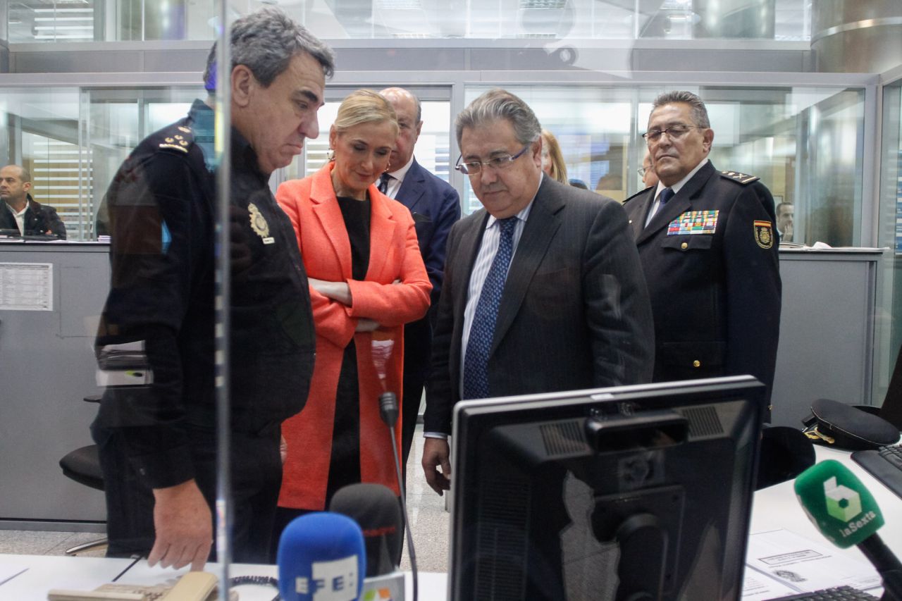A la visita también han asistido el director general de la Policía, Germán López Iglesias, y la delegada del gobierno, Concepción Dancausa.
