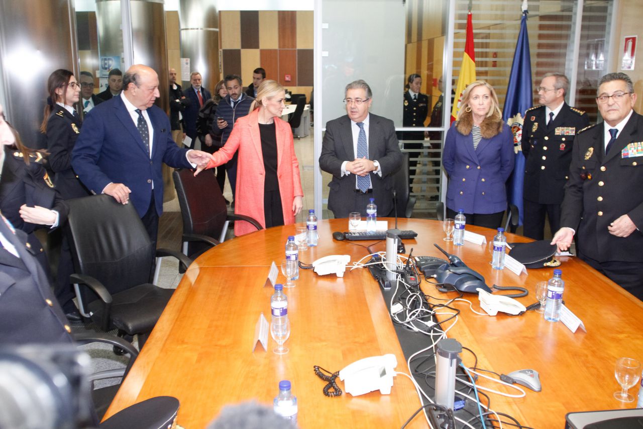 A la visita también han asistido el director general de la Policía, Germán López Iglesias, y la delegada del gobierno, Concepción Dancausa.