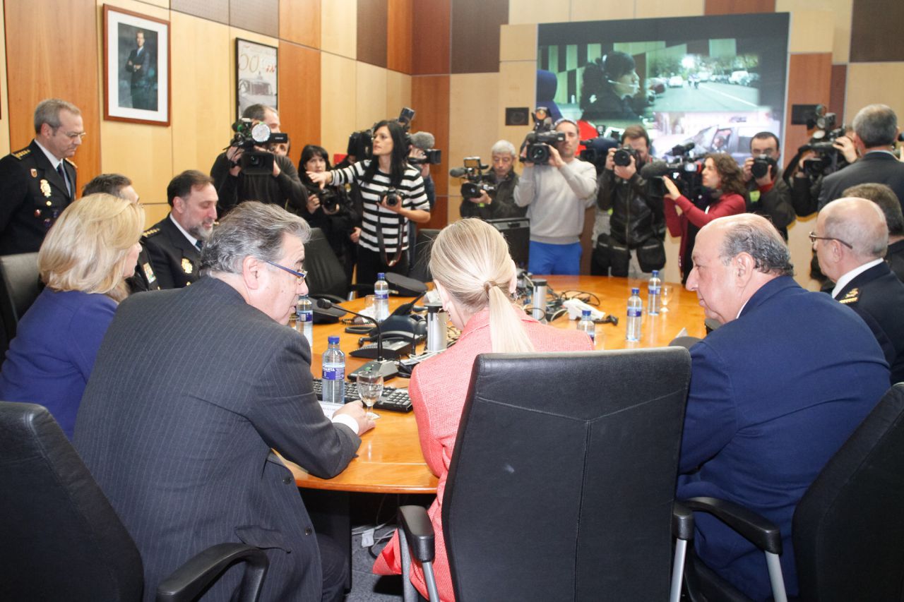 A la visita también han asistido el director general de la Policía, Germán López Iglesias, y la delegada del gobierno, Concepción Dancausa.