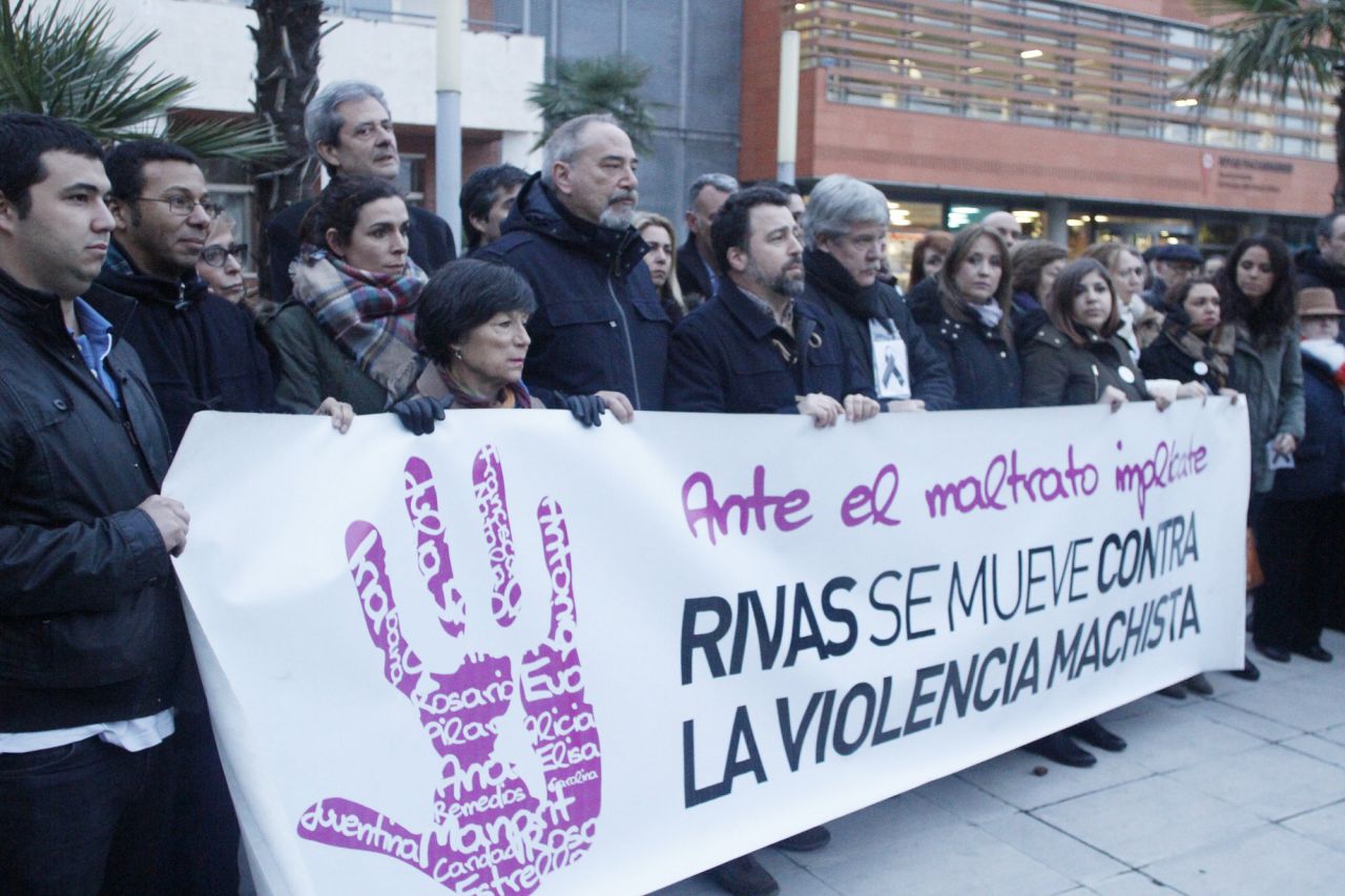Una quinientas personas, entre ellas el alcalde de Rivas, Pedro del Cura, y varios diputados regionales de Podemos y Psoe, han acudido a la manifestación de rechazo a la violencia machista después de la primera muerte de una mujer en el 2017.