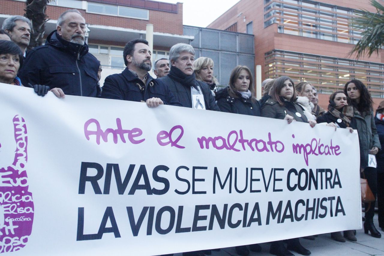 Una quinientas personas, entre ellas el alcalde de Rivas, Pedro del Cura, y varios diputados regionales de Podemos y Psoe, han acudido a la manifestación de rechazo a la violencia machista después de la primera muerte de una mujer en el 2017.