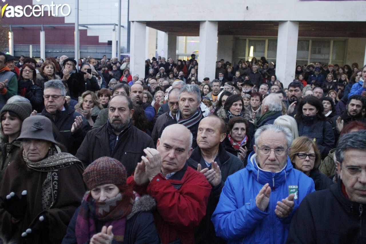 Una quinientas personas, entre ellas el alcalde de Rivas, Pedro del Cura, y varios diputados regionales de Podemos y Psoe, han acudido a la manifestación de rechazo a la violencia machista después de la primera muerte de una mujer en el 2017.