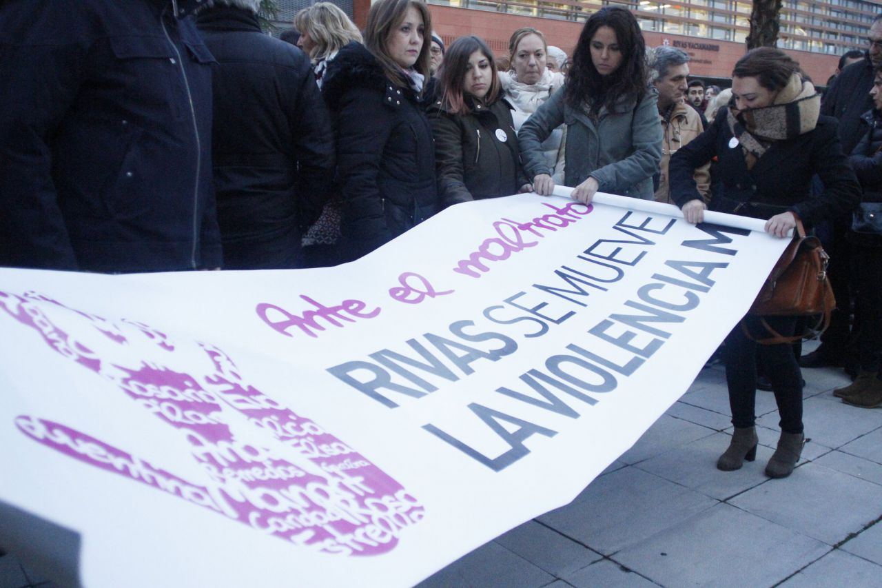 Una quinientas personas, entre ellas el alcalde de Rivas, Pedro del Cura, y varios diputados regionales de Podemos y Psoe, han acudido a la manifestación de rechazo a la violencia machista después de la primera muerte de una mujer en el 2017.
