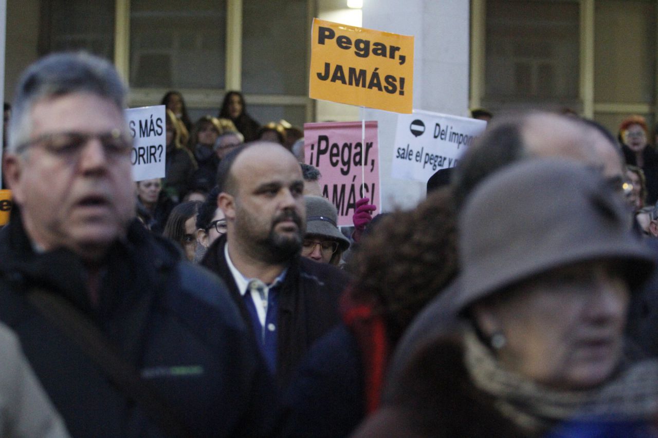 Una quinientas personas, entre ellas el alcalde de Rivas, Pedro del Cura, y varios diputados regionales de Podemos y Psoe, han acudido a la manifestación de rechazo a la violencia machista después de la primera muerte de una mujer en el 2017.