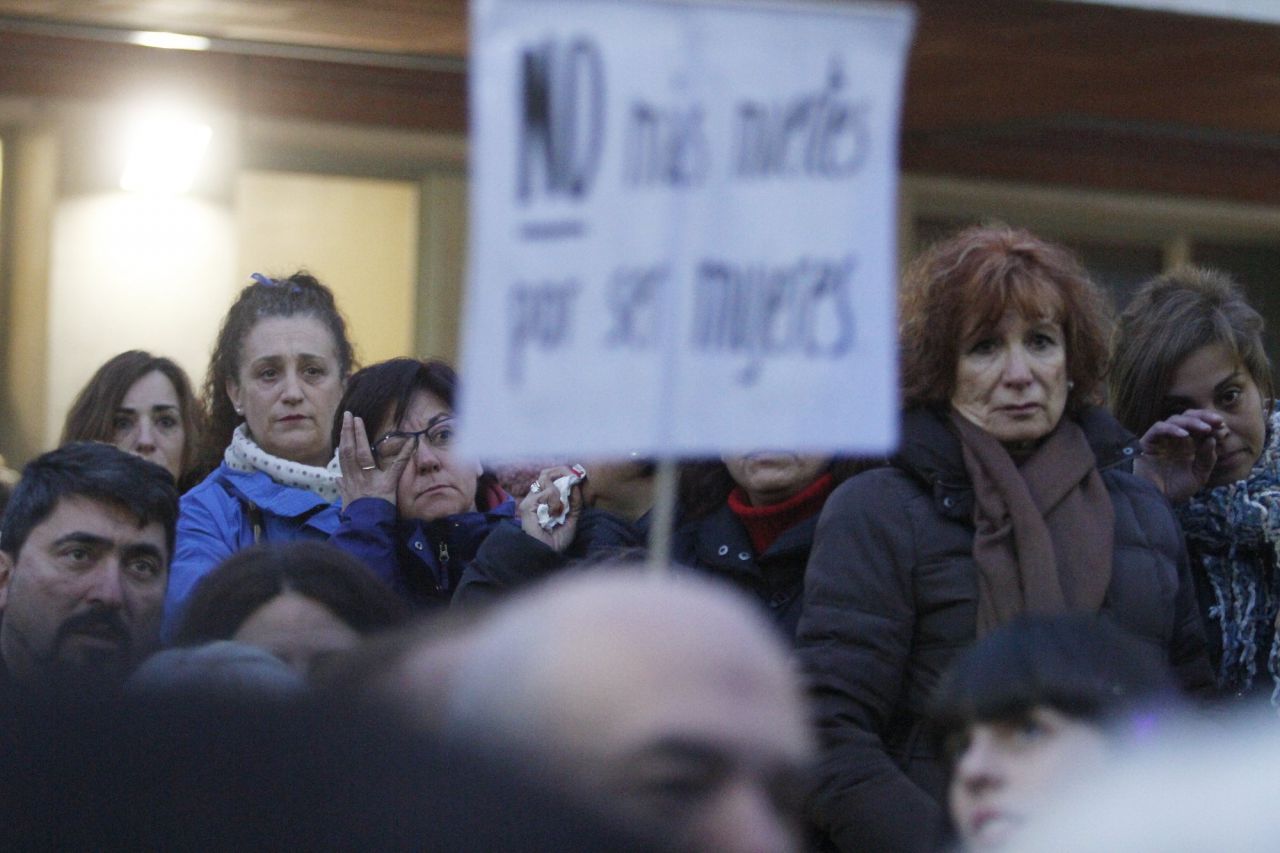Una quinientas personas, entre ellas el alcalde de Rivas, Pedro del Cura, y varios diputados regionales de Podemos y Psoe, han acudido a la manifestación de rechazo a la violencia machista después de la primera muerte de una mujer en el 2017.