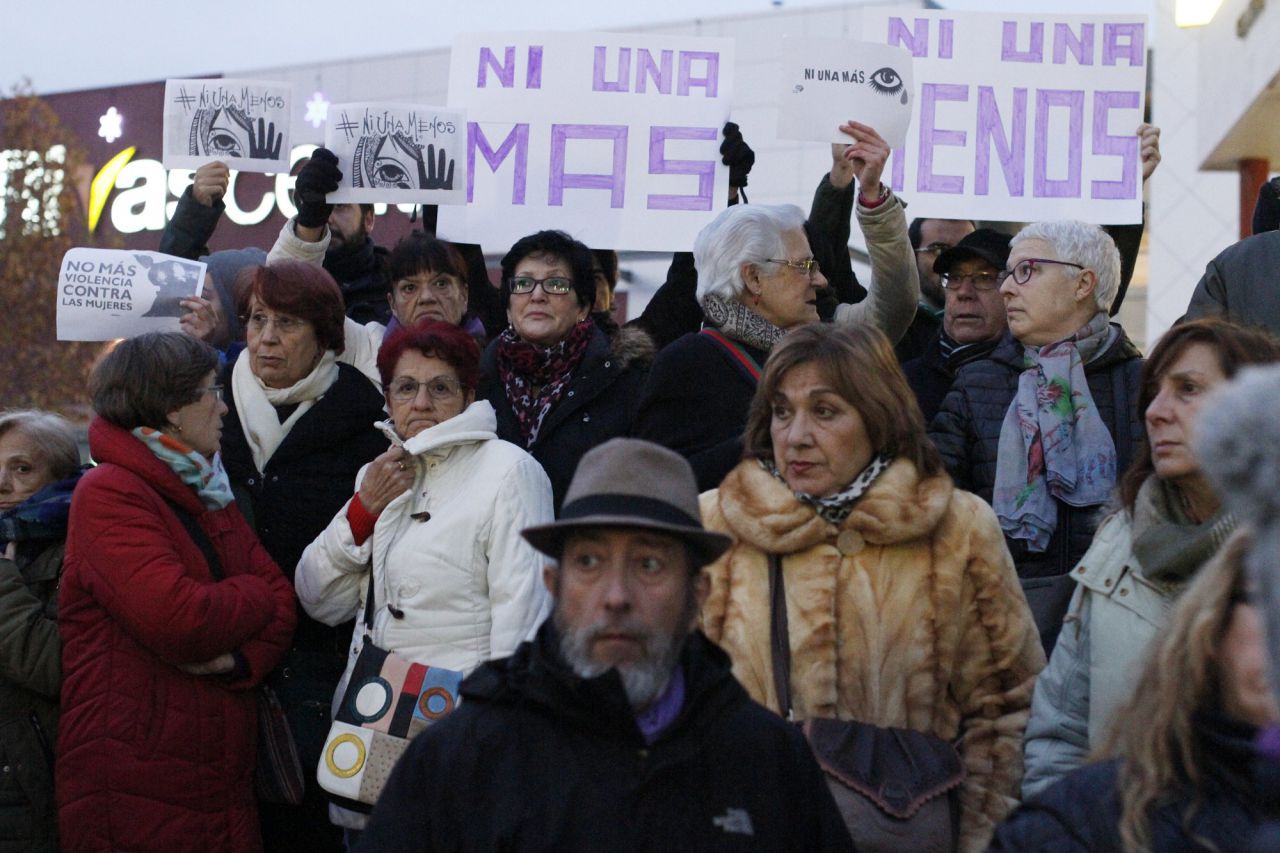 Una quinientas personas, entre ellas el alcalde de Rivas, Pedro del Cura, y varios diputados regionales de Podemos y Psoe, han acudido a la manifestación de rechazo a la violencia machista después de la primera muerte de una mujer en el 2017.