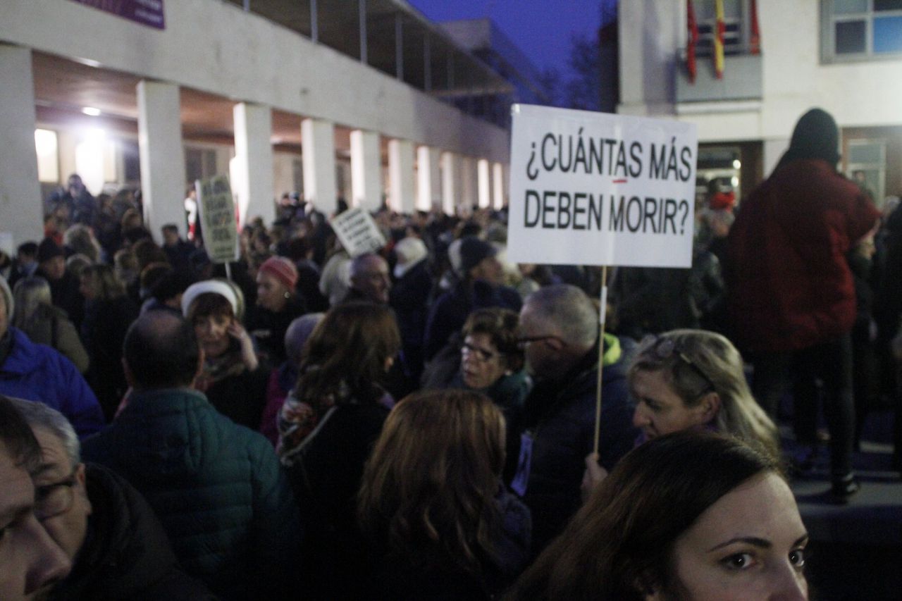 Una quinientas personas, entre ellas el alcalde de Rivas, Pedro del Cura, y varios diputados regionales de Podemos y Psoe, han acudido a la manifestación de rechazo a la violencia machista después de la primera muerte de una mujer en el 2017.