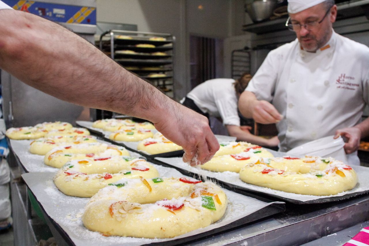 Tradicionalmente, el roscón lleva fruta y azúcar por encima.