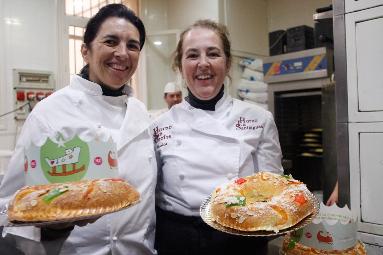 Las pasteleras de 'La Santiaguesa' muestran el roscón terminado. 