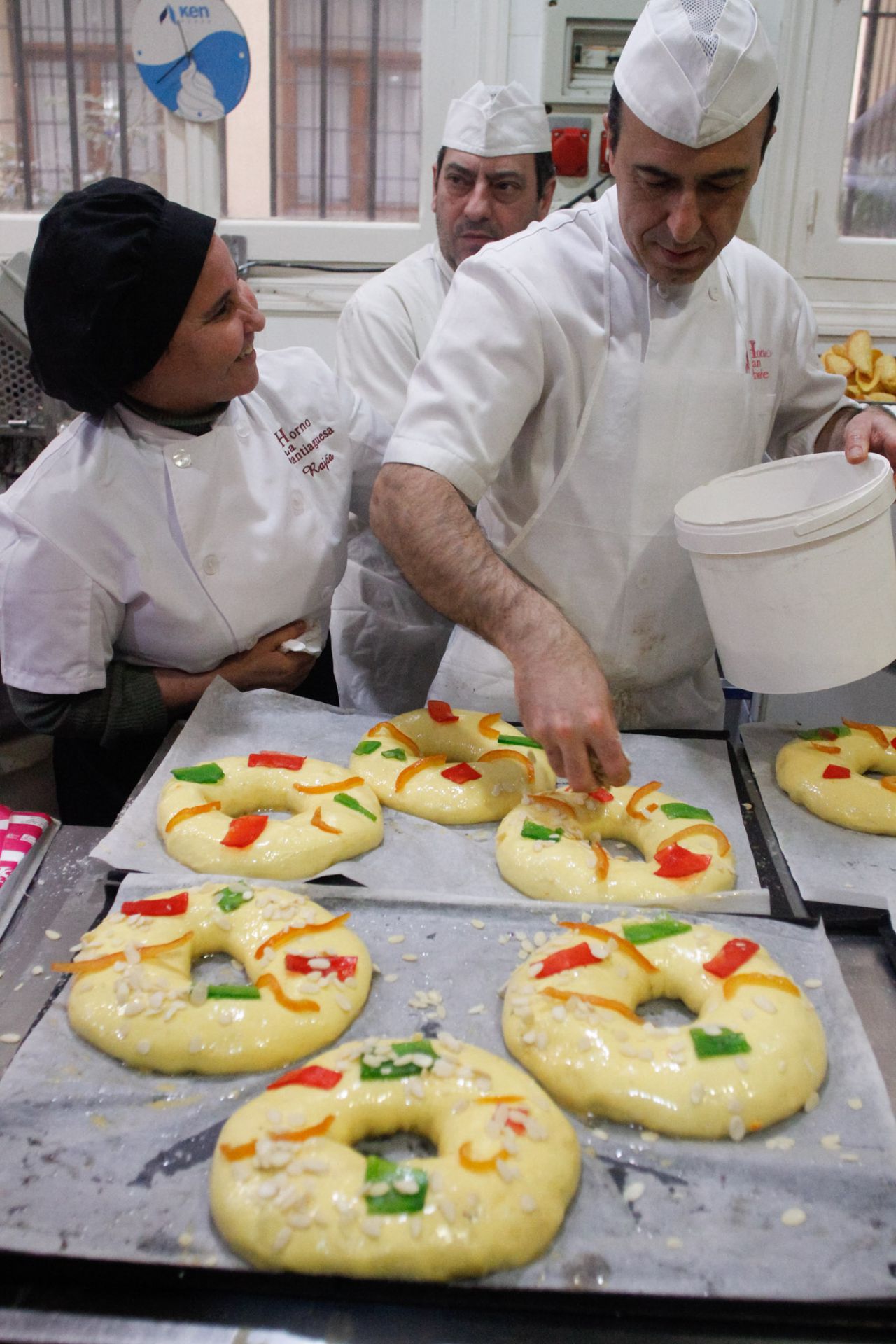 El siguiente paso es 'pintar' el roscón, es decir, decorarlo y humedecerlo con agua de azahar.