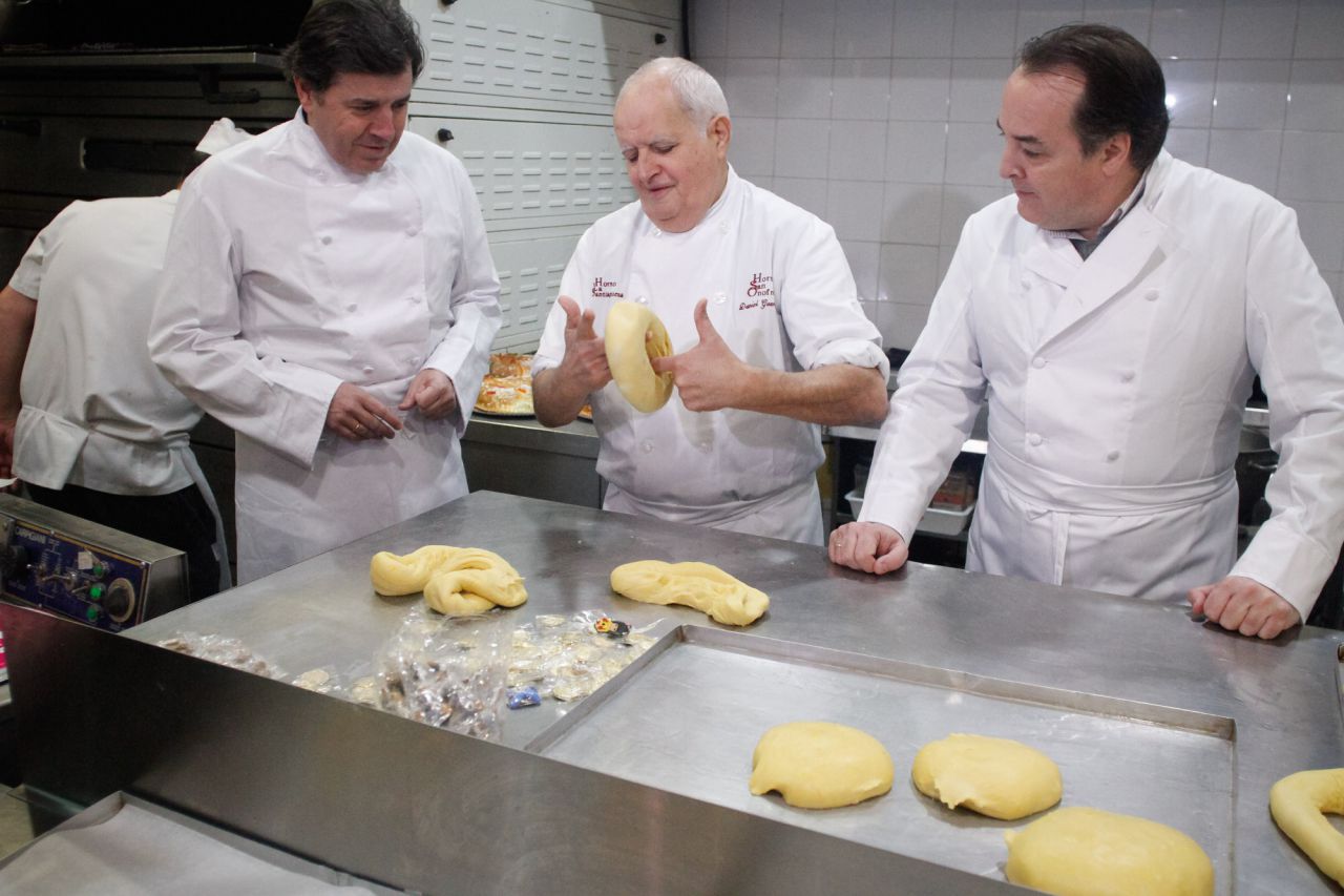 El primer paso de la elaboración del roscón es la realización de la masa madre, la parte más complicada. 