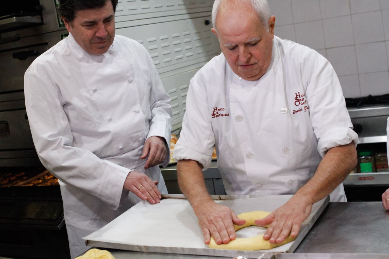 El maestro pastelero Daniel Guerrero da forma al tradicional dulce.
