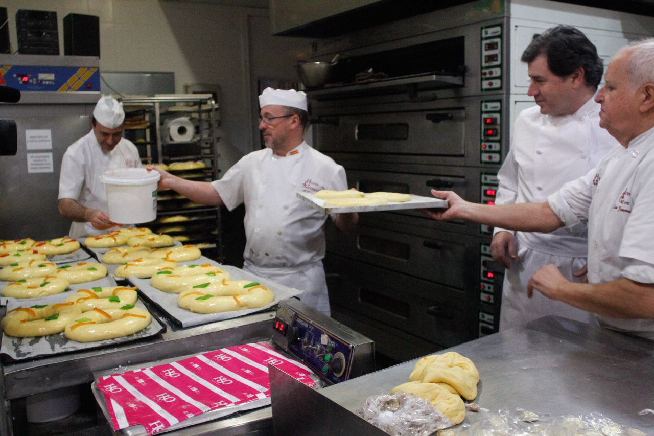 Los pasteleros de 'La Santiaguesa' muestran el proceso de elaboración del tradicional roscón de Reyes.