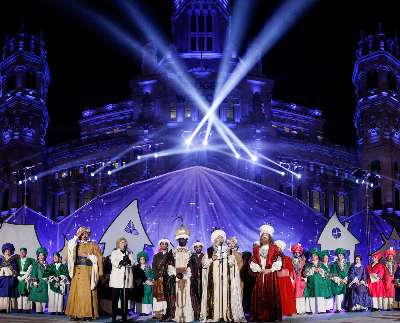 Manuela Carmena junto a los Reyes Magos de Oriente.