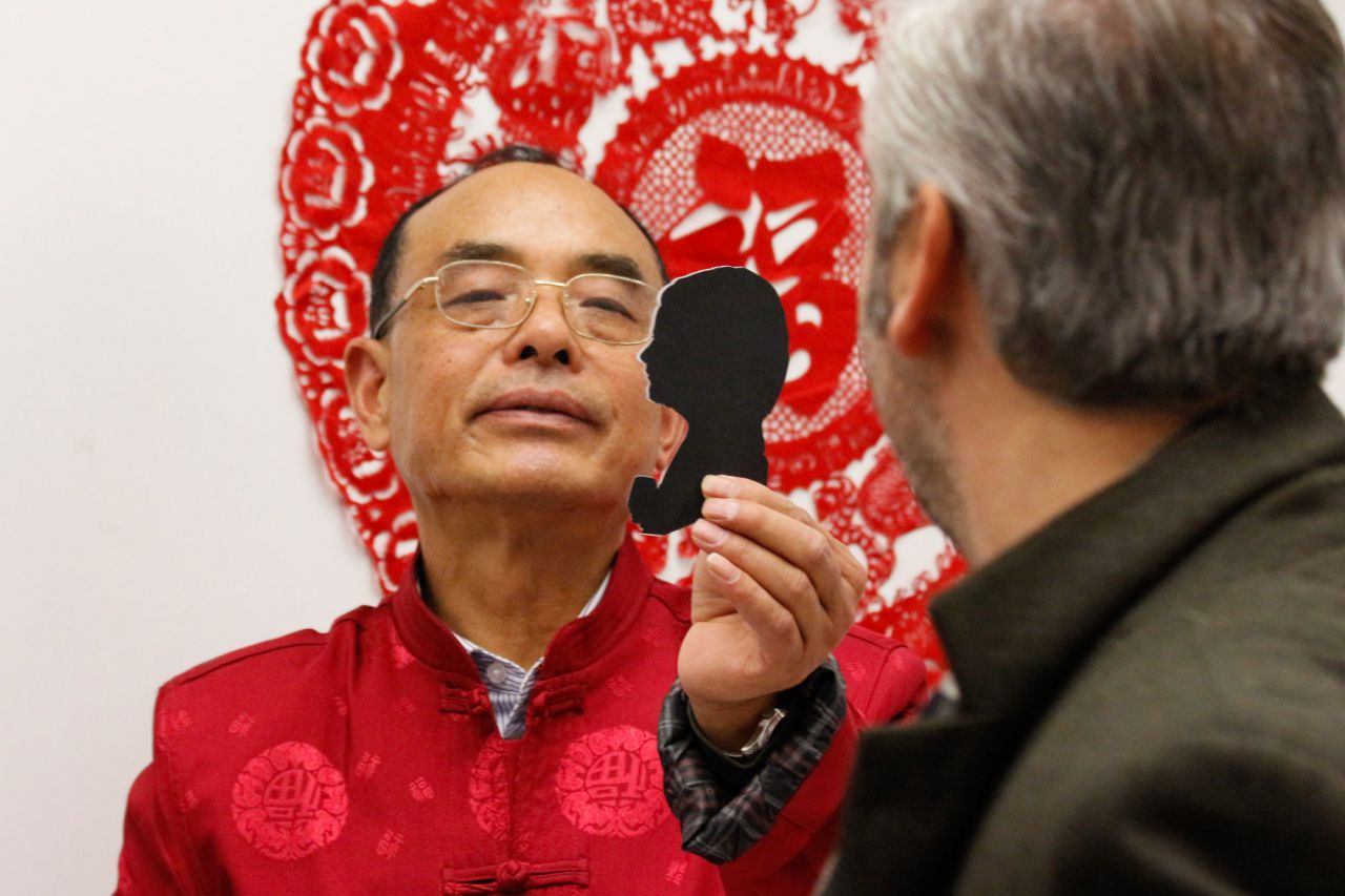 Artista chino haciendo recortes de perfiles