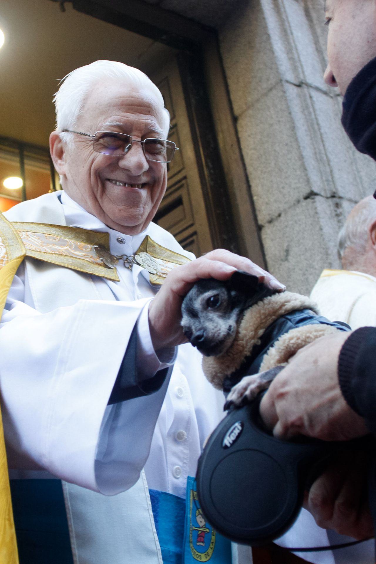 EL padre Ángel bendice a una mascota.