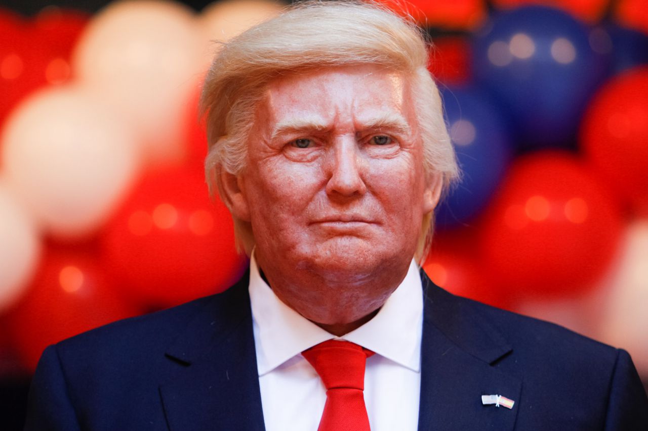 La figura mide 1,91, tiene 250 gramos de pelo y una piel más pálida que la que suele lucir el próximo presidente de EEUU en televisión.