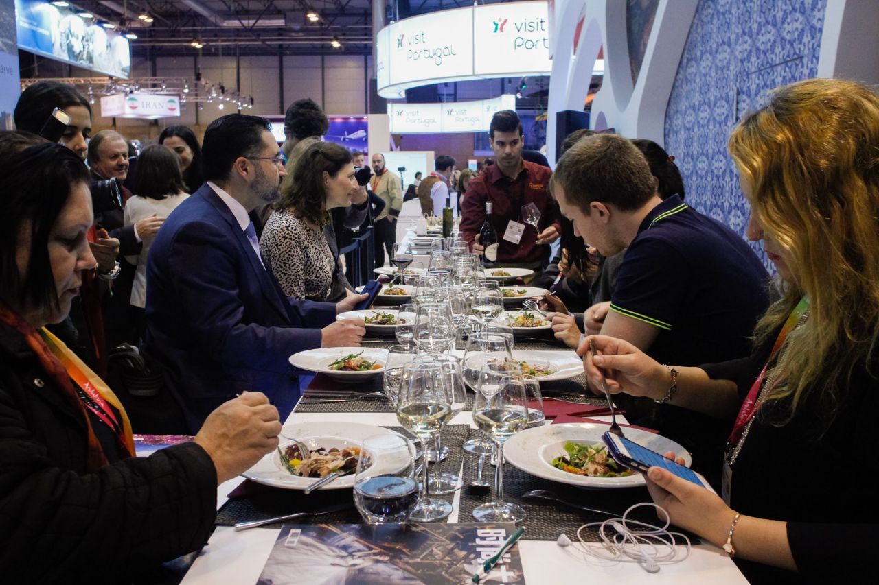 Cata de ensaladas en el stand de Portugal.