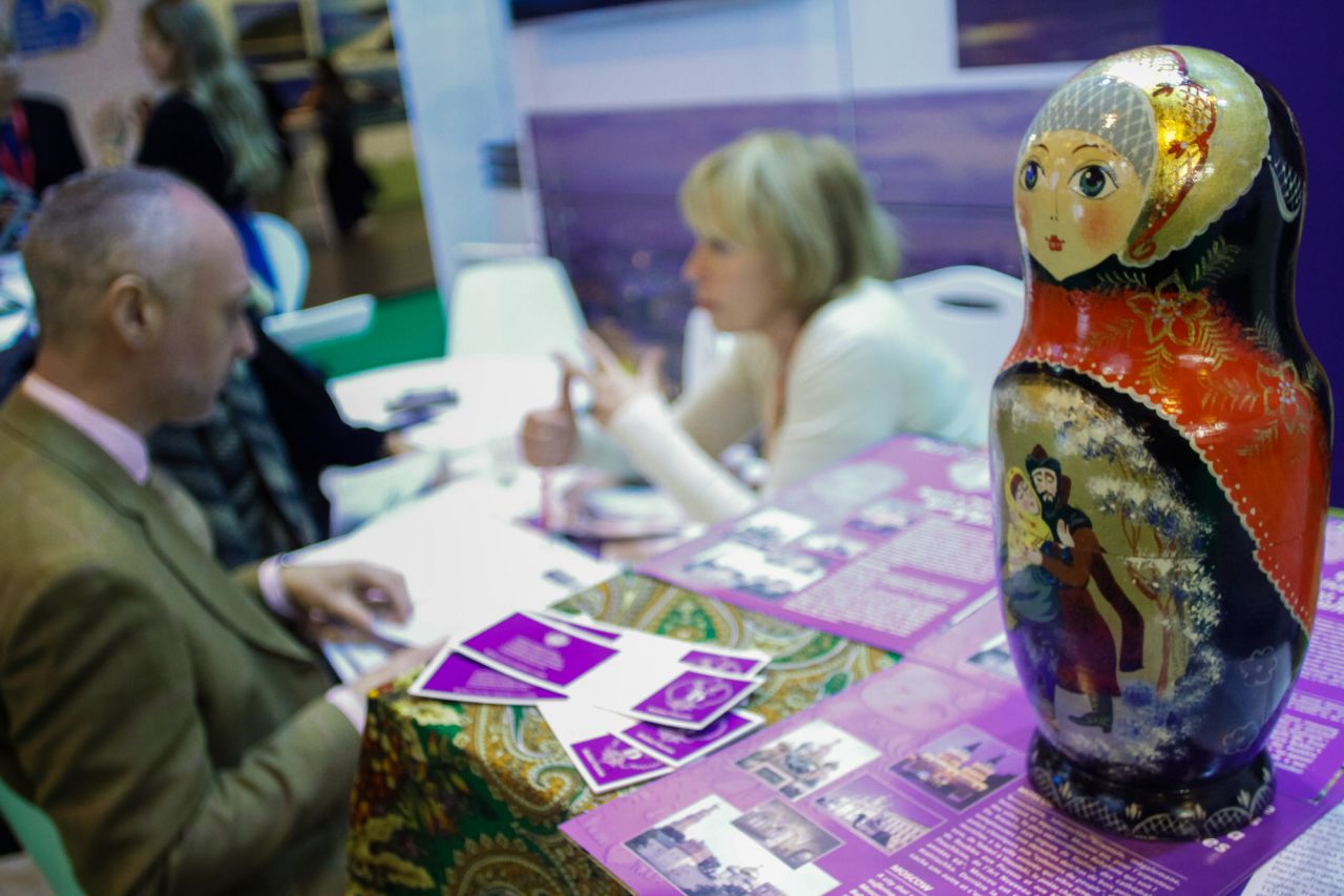 Una muñeca de San Petersburgo en el stand de Rusia.