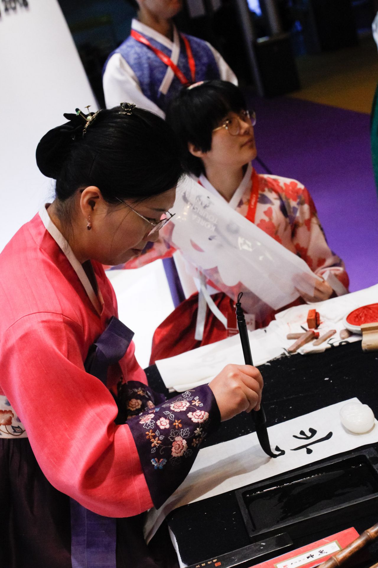 Llévate tu nombre en coreano en el stand de Corea del Sur.