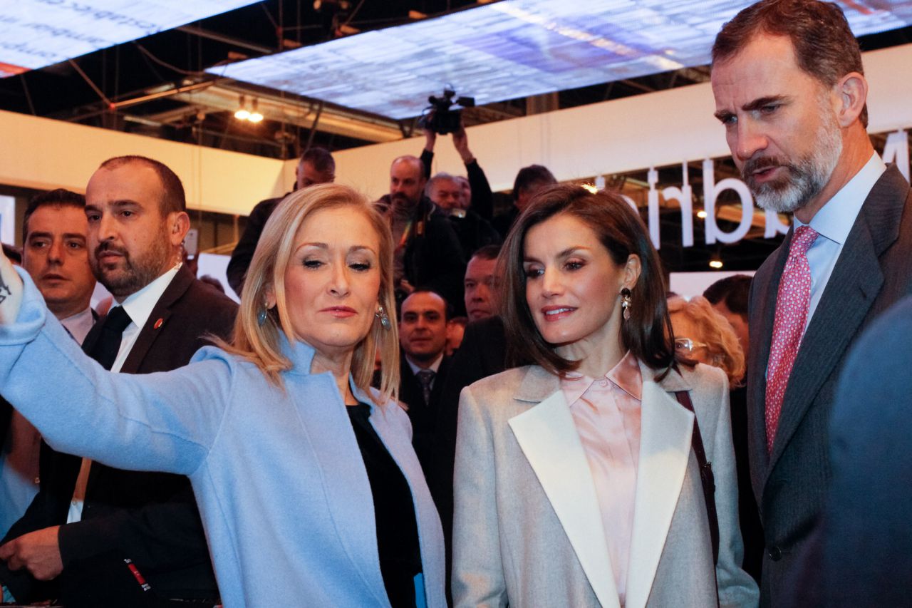 Los Reyes junto a la presidenta de la Comunidad de Madrid, Cristina Cifuentes en el stand de Madrid.