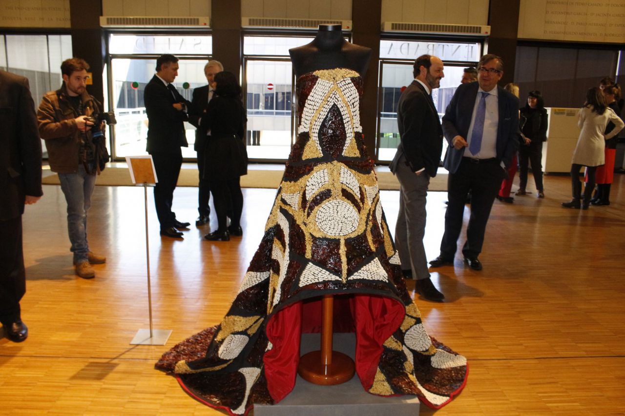 Este vestido está diseñado con alubias roja, blancas y marrones y su peso ronda los 14 kilogramos..