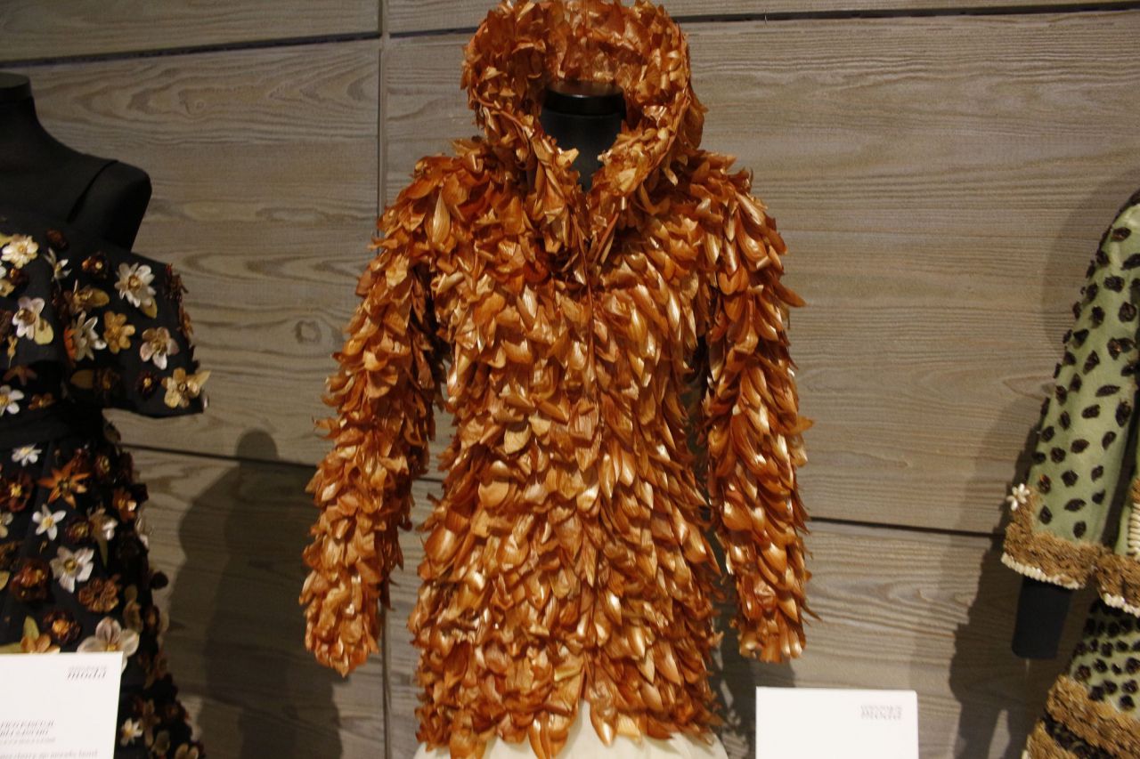 Las peladuras de cebolla confeccionan esta chaqueta que forma parte de los diseños expuestos en el Museo del Traje.