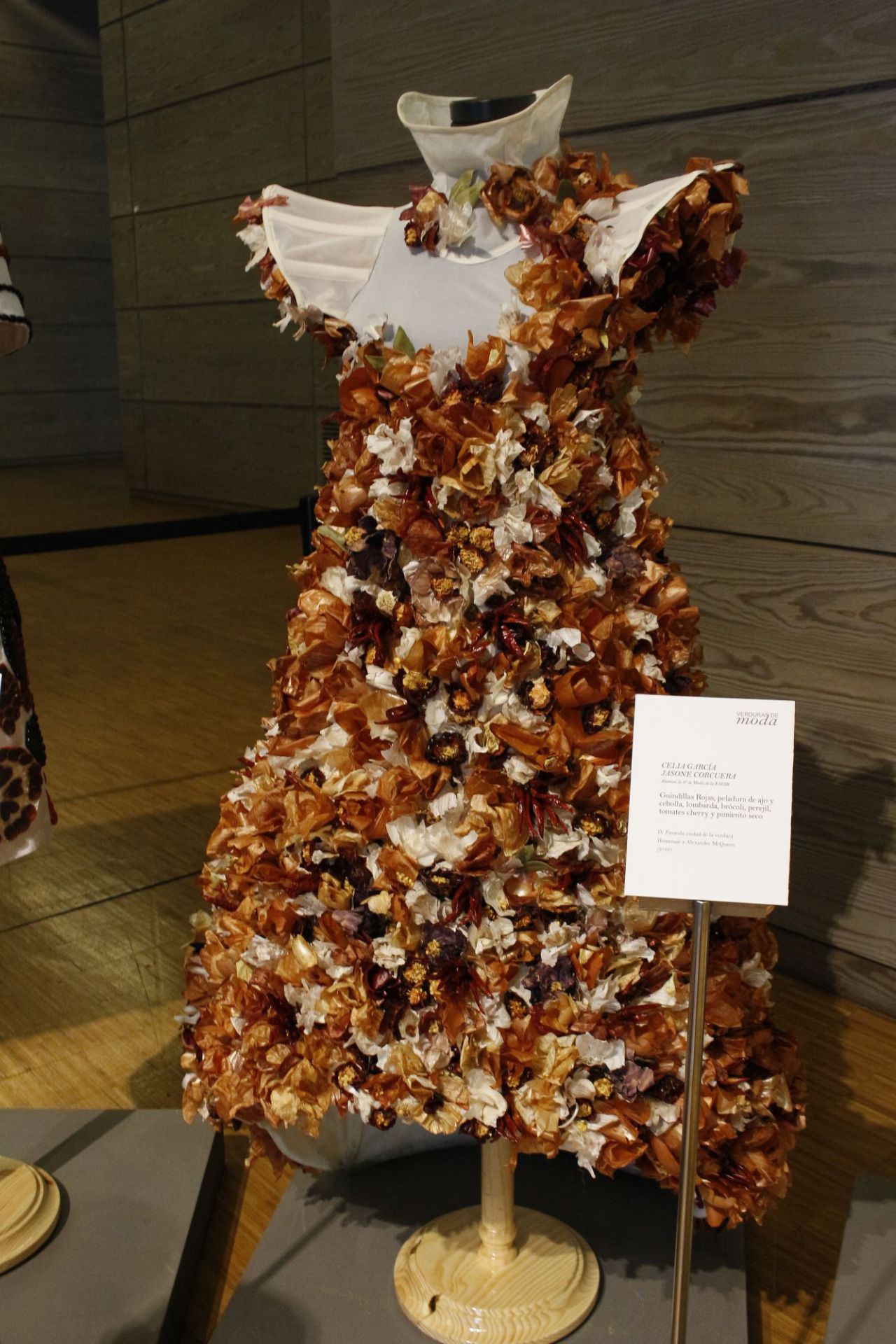 Las verduras de Calahorra (La Rioja) reproducen la moda de Alexander McQueen, Cristóbal Balenciaga, y Coco Chanel con diseños elaborados con alubias, peladuras de cebolla y ajos, guisantes o lombardas.