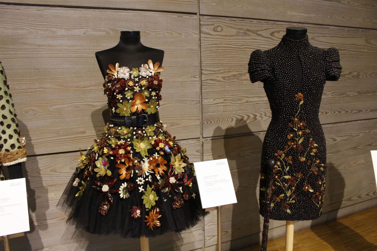 Las verduras de Calahorra (La Rioja) reproducen la moda de Alexander McQueen, Cristóbal Balenciaga, y Coco Chanel con diseños elaborados con alubias, peladuras de cebolla y ajos, guisantes o lombardas.
