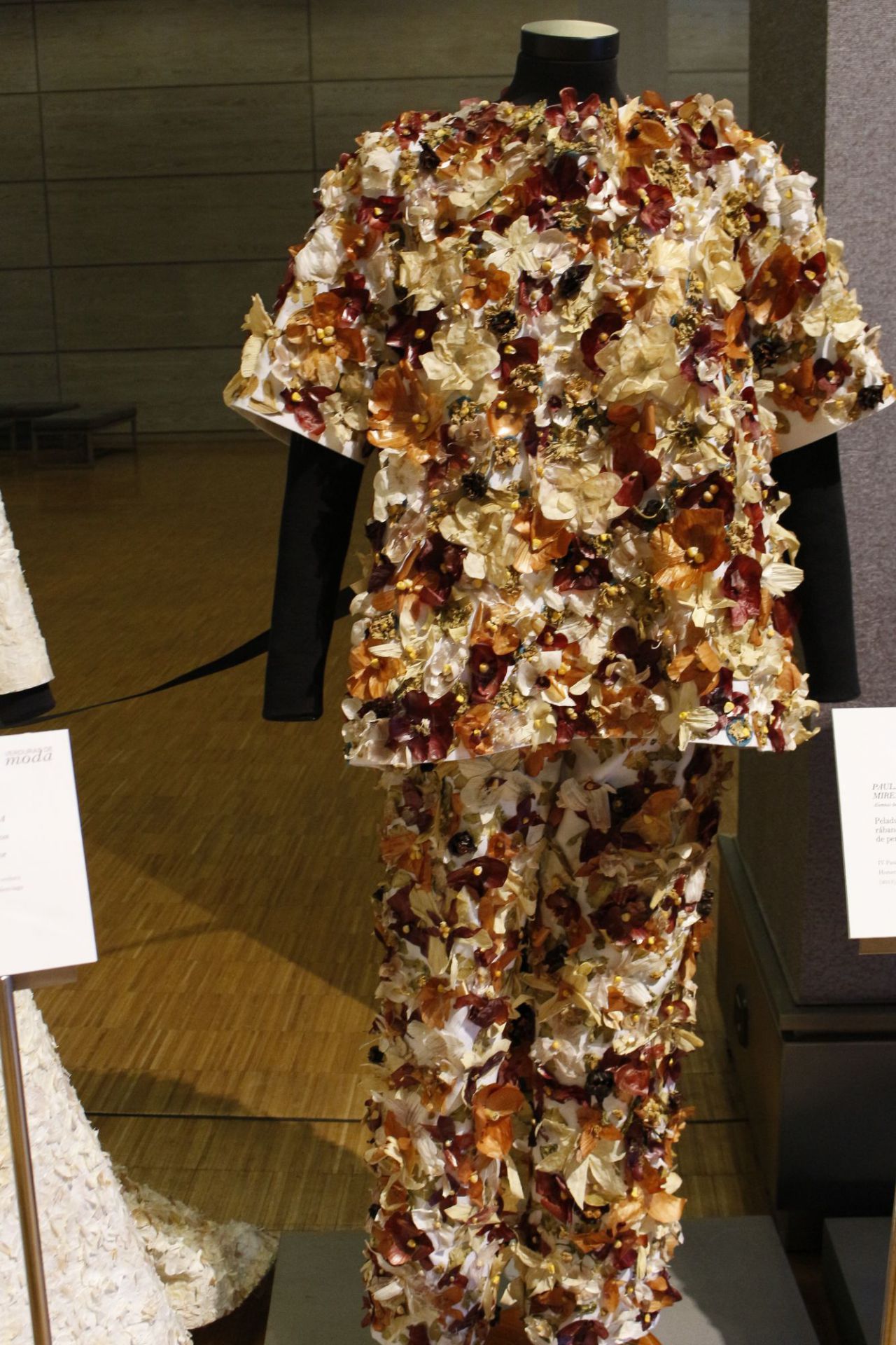 Otro de los diseños elaborado con envolturas de cebolla. Los estambres de las flores se realizan con semillas de pimientos y maíz.