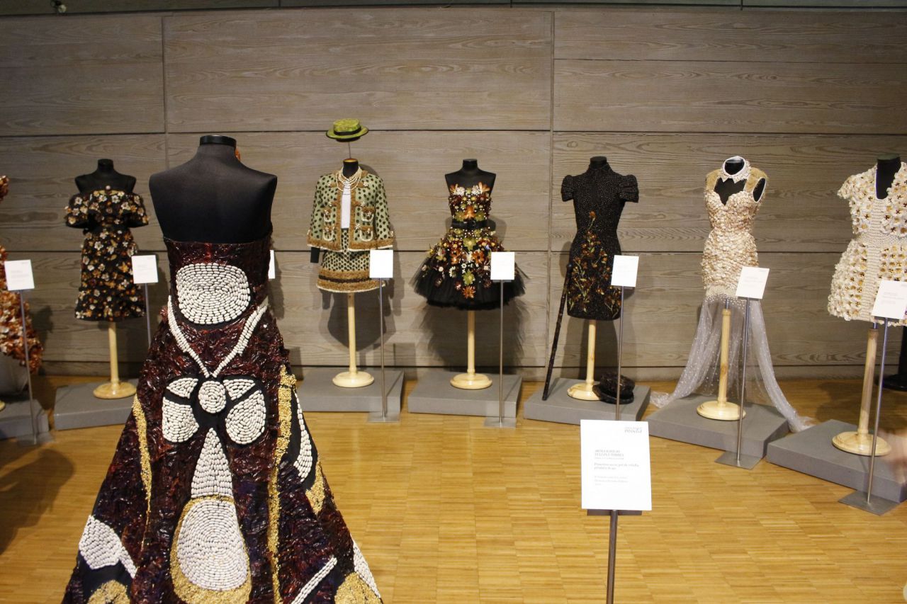 Las verduras de Calahorra (La Rioja) reproducen la moda de Alexander McQueen, Cristóbal Balenciaga, y Coco Chanel con diseños elaborados con alubias, peladuras de cebolla y ajos, guisantes o lombardas.