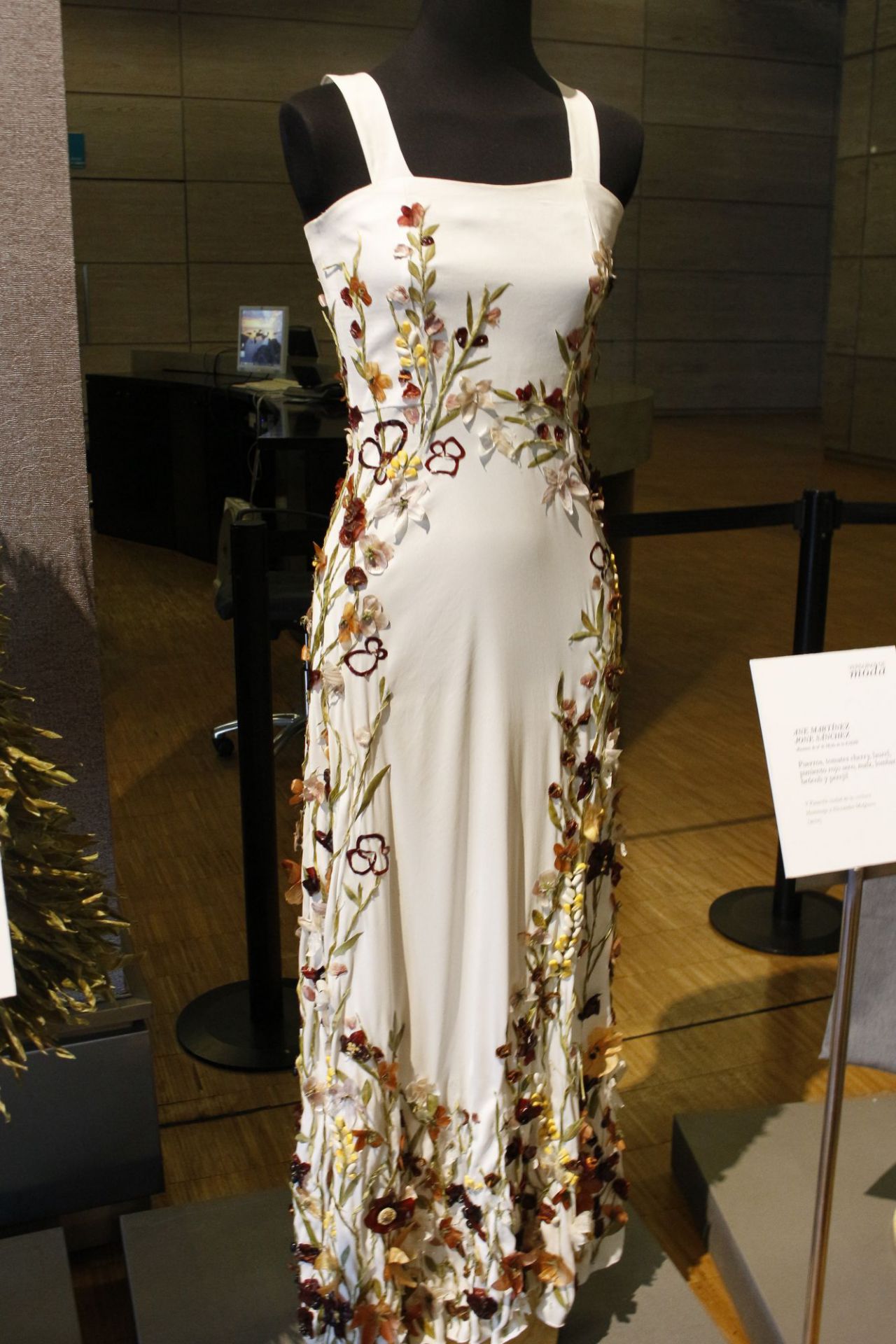 Las verduras de Calahorra (La Rioja) reproducen la moda de Alexander McQueen, Cristóbal Balenciaga, y Coco Chanel con diseños elaborados con alubias, peladuras de cebolla y ajos, guisantes o lombardas.